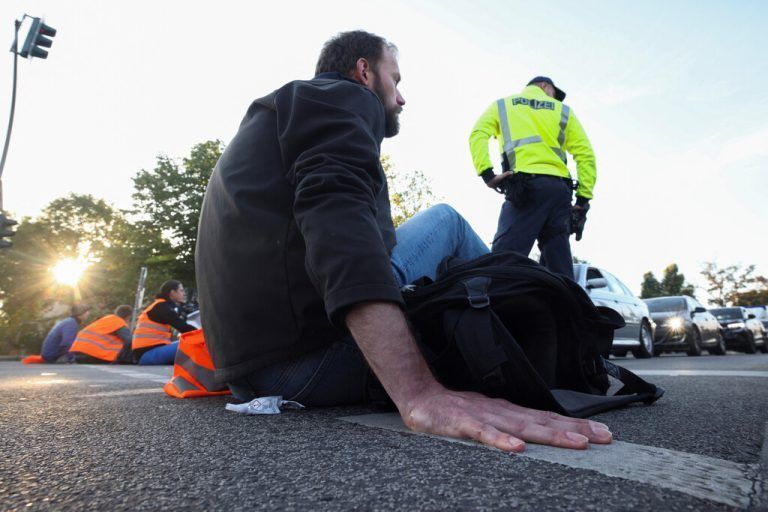 Bei einem Protest für Klimaschutz haben sich Aktivisten der „Letzten Generation“ auf einer Straße in Berlin festgeklebt. Reuters