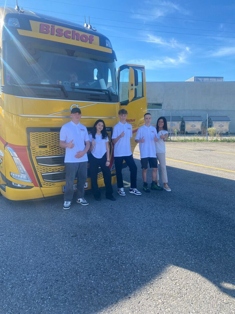 Bischof transport Elke Böhler begrüßt Alexander Hohenwarter (IT), Jenny Mangeng, Niklas Bentele (Speditionskauffrau/-mann) und Charlton Tauscher (Berufskraftfahrer).
