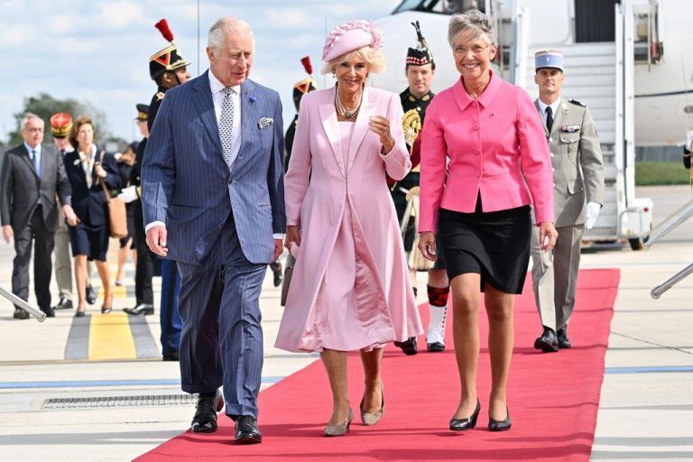 Charles und Camilla wurden von Premierministerin Borne am Flughafen empfangen. AFP