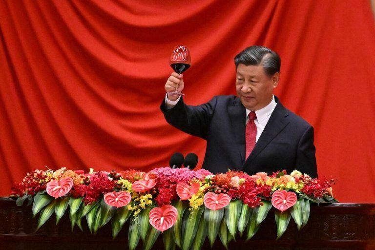 Chinas Präsident Xi Jinping hebt während eines Empfangsessens in der Großen Halle des Volkes in Peking vor dem Nationalfeiertag sein Glas. AFP