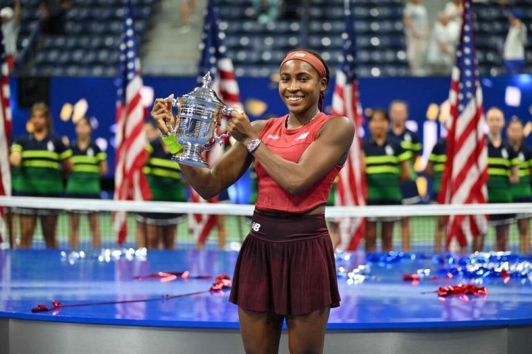Coco Gauff präsentiert stolz den von Tiffany gefertigten Siegerpokal.APA
