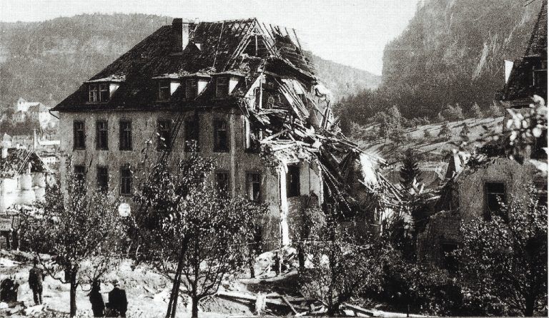 Das Antoniushaus in Tisis nach der Bombardierung. 