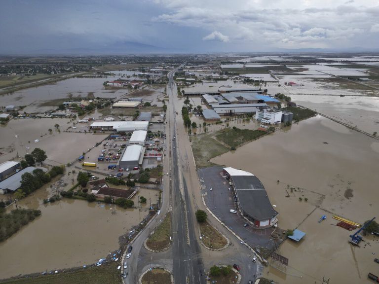 Das Hochwasser hat das Flachland von Thessalien in einen See verwandelt. AP (3)