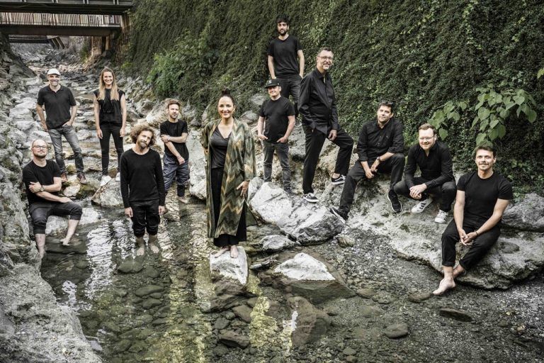 Das Jazzorchester Vorarlberg und Sängerin Aja treten gemeinsam auf.Stadt