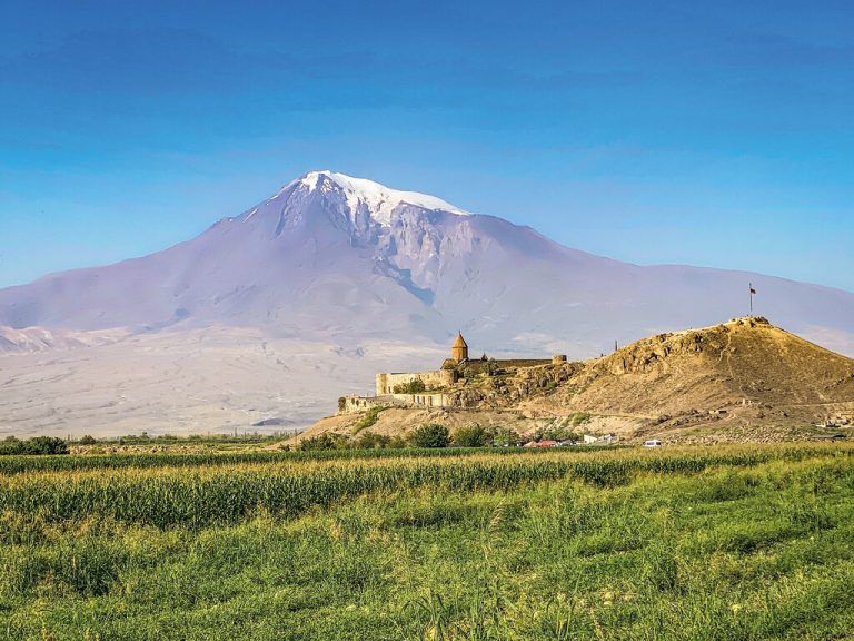 Das Kloster Chor Virap mit dem Berg Ararat im Hintergrund. Nach dem Moskauer Vertrag befindet sich dieser seit 1921 auf türkischem Grund und ist für Armenier schwer erreichbar.