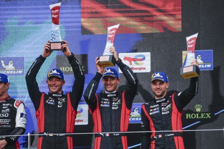 Das Trio Andre Lotterer, Kevin Estre und Laurens Vanthoor (v. l.) bei der Siegerehrung.Noger