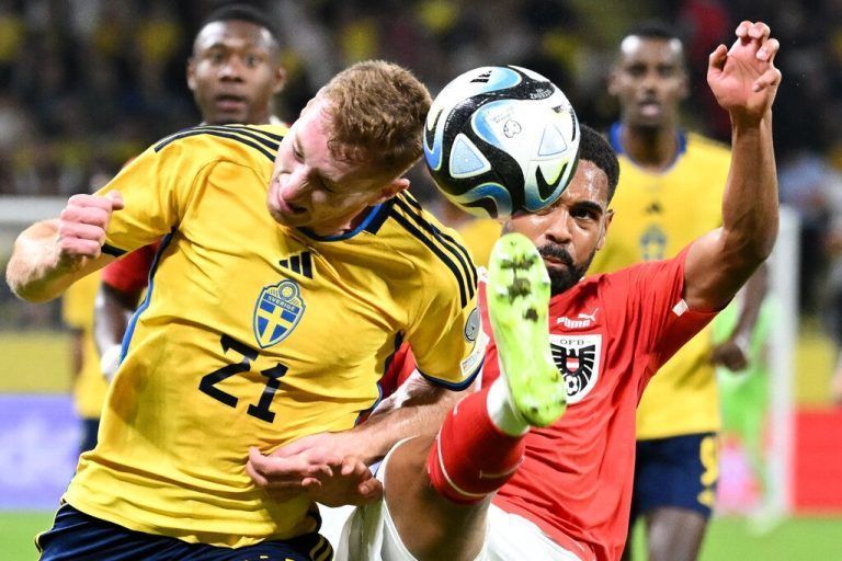 Dejan Kulusevski (links) und Philipp Mwene im Zweikampf um den Ball.apa