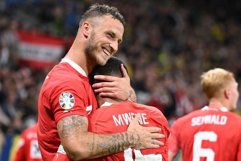 Der „Lange“, Marko Arnautovic, herzt nach seinem Elfmetertor Philipp Mwene, der mit seinem Solo den Strafstoß herausgeholt hat.gepa