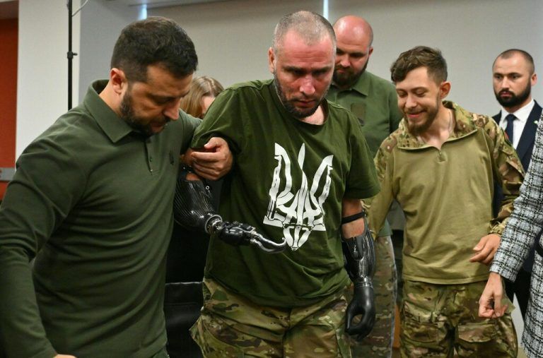 Der ukrainische Präsident Wolodymyr Selenskyj besucht verwundete Soldaten. AFP