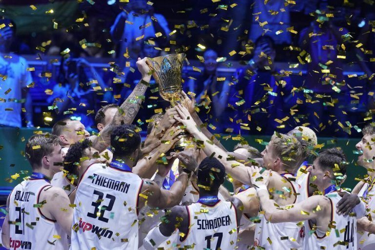 Deutschlands Basketballer feiern ihren historischen ersten WM-Titel.ap