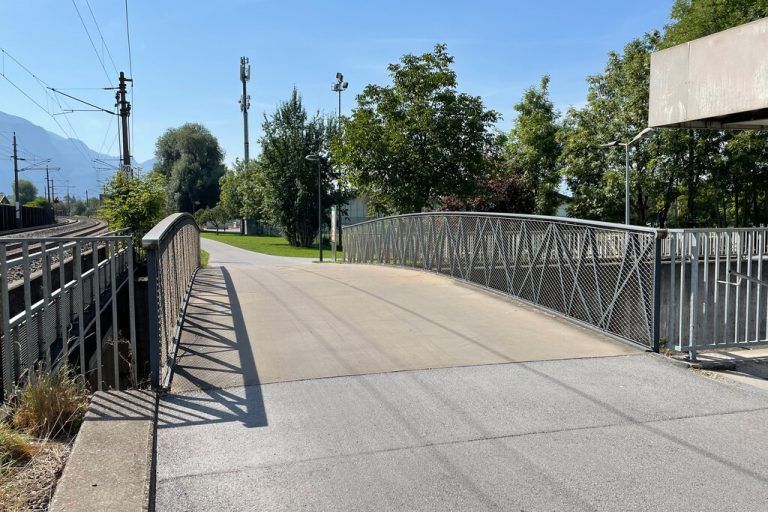 Die Brücke am Bahnhof Haselstauden mit Blickrichtung Sportplatz: Sie muss saniert werden, was zu Sperren führt. Stadt