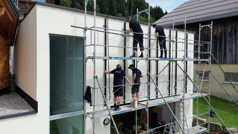 Die innovative Lösung erlaubt eine sichere und schnelle Montage der PV-Fassade. Lukas Dörler (2)