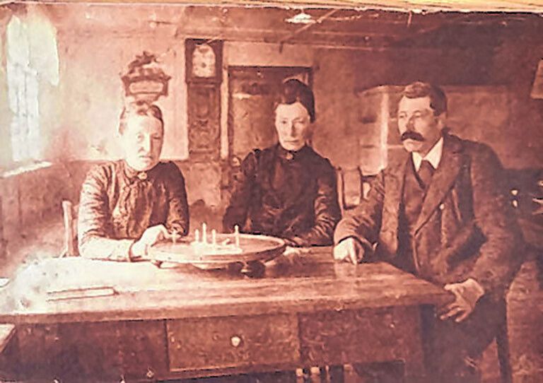 Die wirtenden Nachkommen von Josefa Mayer: (v.l.) Luisa (Köchin), Sophie (Wirtin), Franz Mayer (Taubenwirt).