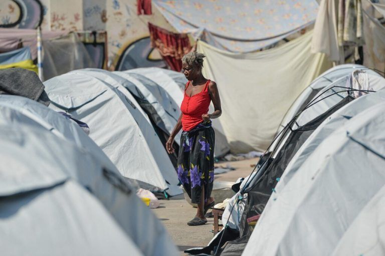 Diese Frau, die durch Bandengewalt vertrieben wurde, hat in einer Notunterkunft in Port-au-Prince, Haiti, Zuflucht gefunden. AFP