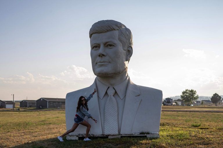 Diese Frau posiert vor einer Büste des ehemaligen US-Präsidenten John F. Kennedy nahe  Rapid City, South Dakota, für ein Foto. AFP