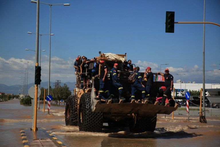Diese Rettungskräfte machen sich auf den Weg in überflutete Gebiete in Griechenland. AFP