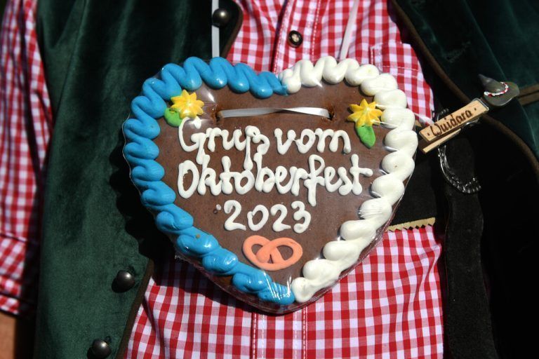 Ein Besucher des Oktoberfests in München hat sich ein Lebkuchenherz umgehängt. APA/DPA
