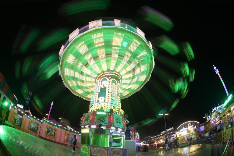 Ein Kettenkarussell dreht sich bei Nacht auf dem Oktoberfest in München. Die 188. Wiesn findet dieses Jahr noch bis 3. Oktober statt. APA/DPA