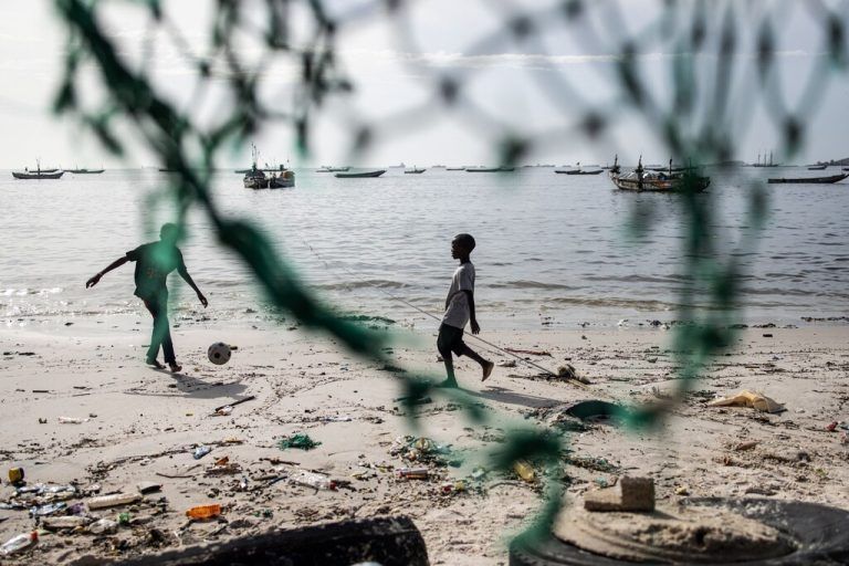 Ein Kind spielt an einem verschmutzten Strand in Hann Bay, Dakar, der Hauptstadt des Senegals. AFP