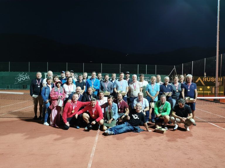 Ein Teil der Titelträger und Platzierten bei der Tennis-Landesmeisterschaft der Senioren in Alberschwende.Privat
