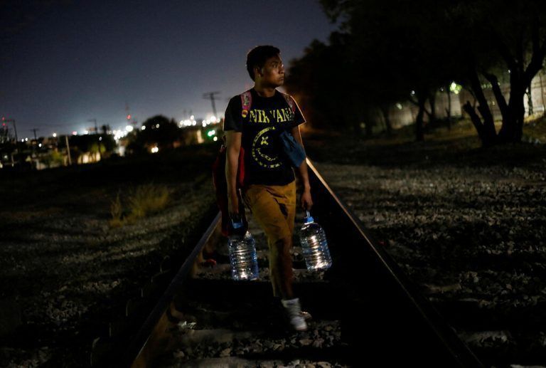 Ein venezolanischer Migrant wartet im mexikanischen Bundesstaat Nuevo León auf einen Zug, um die US-Grenze zu erreichen. Reuters