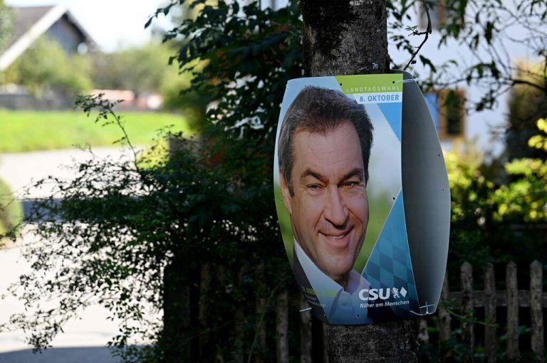 Ein Wahlplakat der CSU zeigt den Spitzenkandidaten, den bayerischen Ministerpräsidenten Markus Söder, in Egling. AFP