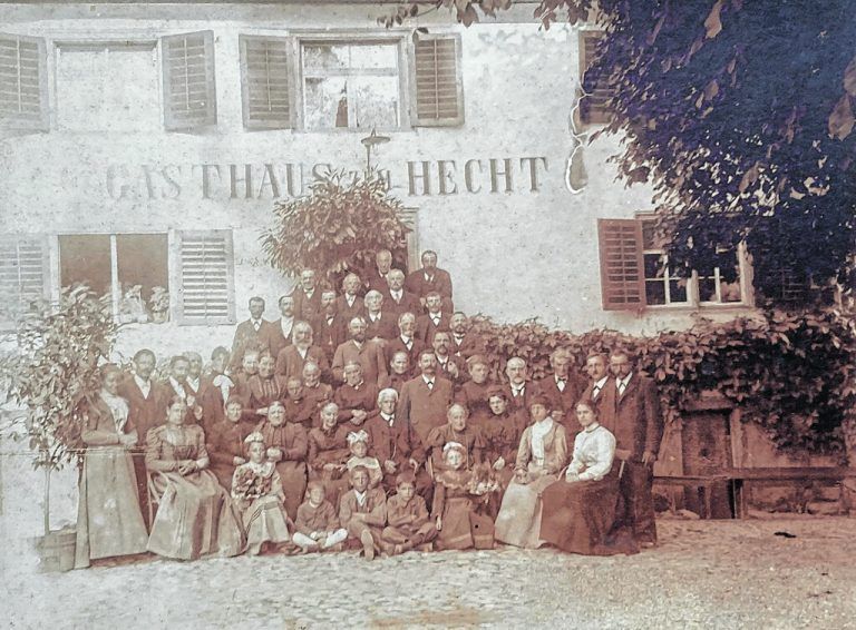 Eine der vielen festlichen Gesellschaften, die Familienjubiläen oder Ehrungen im Hecht feierten.