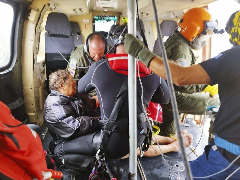 Eine Frau wird bei Karditsa von einem Helikopter gerettet.
