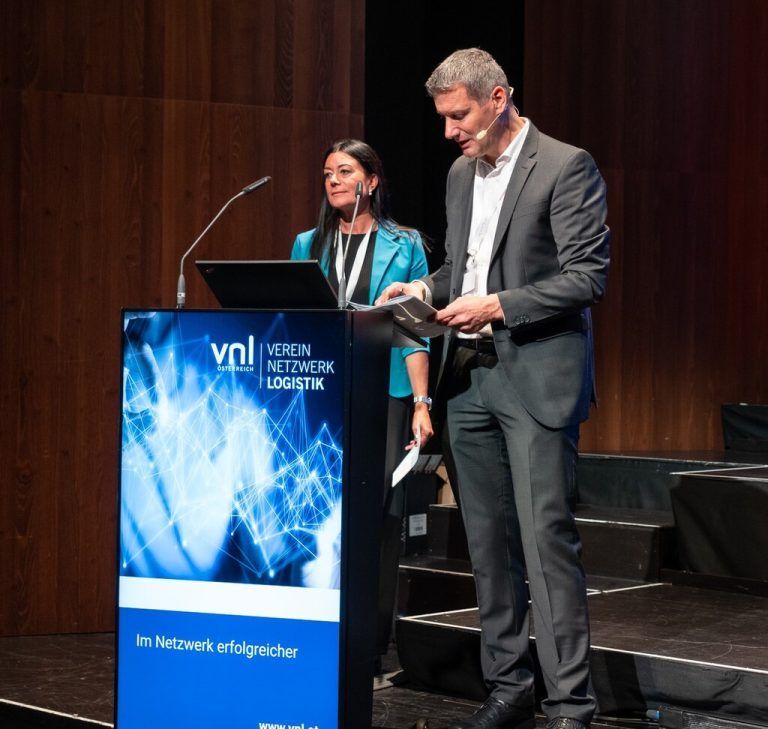 Elke Böhler und Philipp Wessiak (Verein Netzwerk Logistik). vnl