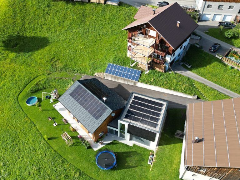Familie Obmann nutzt mit drei PV-Anlagen, Batteriespeicher und Wärmepumpe so viel Sonnenstrom wie möglich für den Haushalt.