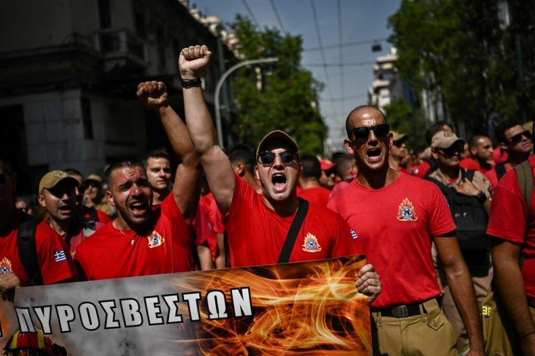 Feuerwehrleute nehmen an einer Demonstration gegen Arbeitsreformen der Regierung vor dem Parlament in Athen, Griechenland, teil. AFP