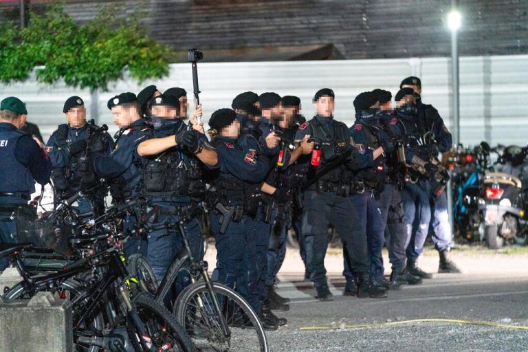 Wilde Szenen nach dem Altach-Match: Fußballfans außer Kontrolle. »A8