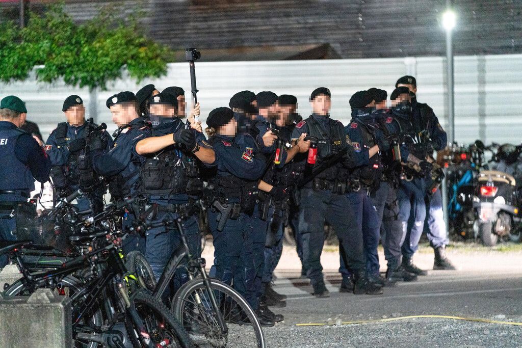Wilde Szenen nach dem Altach-Match: Fußballfans außer Kontrolle. »A8