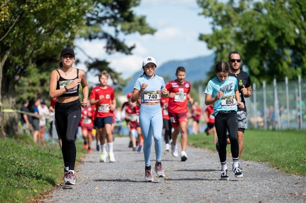Harder Stundenlauf für &#8220;Ma hilft&#8221;, &#8220;Weihnachtsengel&#8221; und Handballjugend. »A5