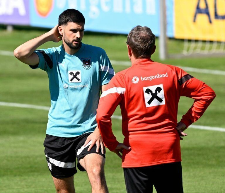 Florian Grillitsch (AUT) und Teamchef Ralf Rangnick am Dienstag, 5. September 2023, anlässlich eines ÖFB-Trainings vor dem Spiel gegen Moldau in Windischgarsten. APA/HELMUT FOHRINGER