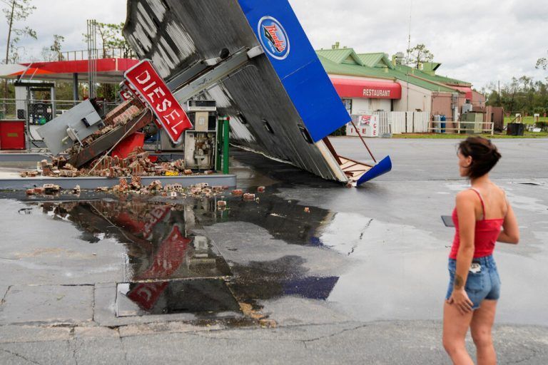 Folgen von Hurrikan Idalia: Eine Frau betrachtet die Trümmer einer Tankstelle in der Nähe ihres Hauses in Perry im US-Staat Florida. Reuters