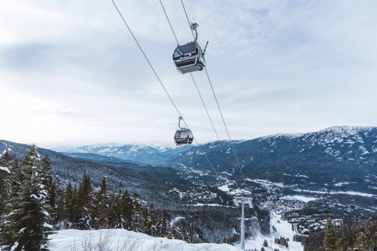 Für die Wintersaison 2022/23 wurden in Nordamerika 30 Doppelmayr-Seilbahnen fertiggestellt. Hier die Creekside-Bahn im Gebiet Whistler Mountain. doppelmayr