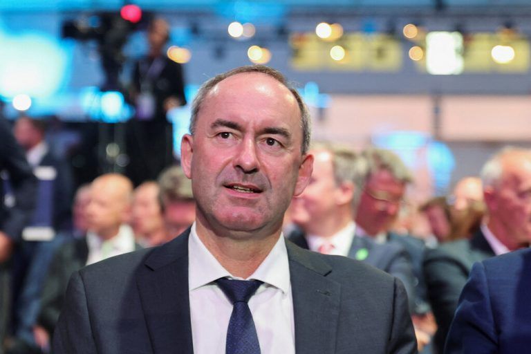 Hubert Aiwanger gerät nach der Flugblatt-Affäre immer stärker unter Druck. REUTERS