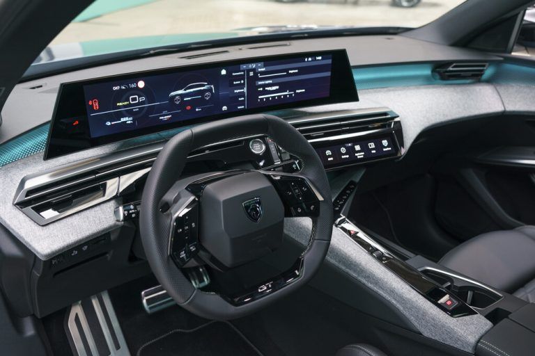 i-Cockpit mit freistehendem, rahmenlosen 21-Zoll-Screen.
