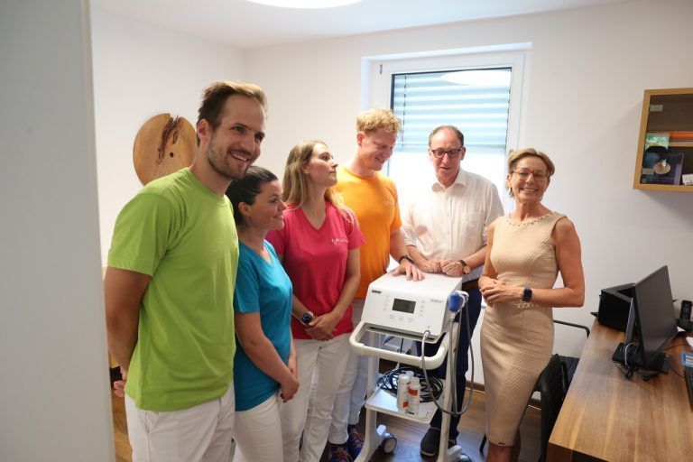 Im Juni statteten Minister Rauch und LR Rüscher dem Praxis­team einen Besuch ab.