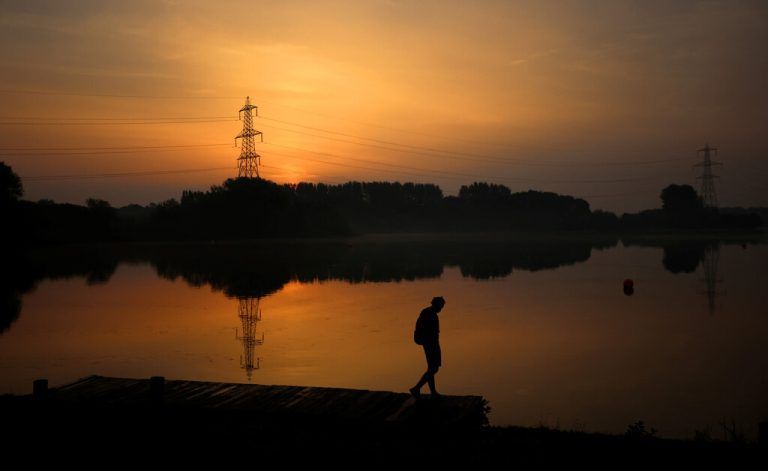 Im Sale Water Park in Manchester, Großbritannien, beobachtet ein Besucher den Sonnenaufgang. Reuters