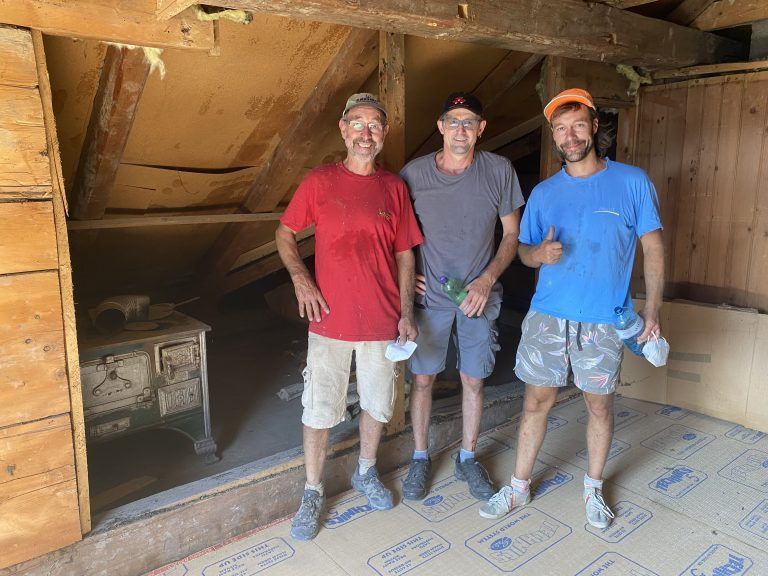 Schreiner Werner Schwald, Bauhofleiter Germann Katschitsch und Christian Schwald entkernen gerade den Dachboden – eine sehr staubige Angelegenheit.