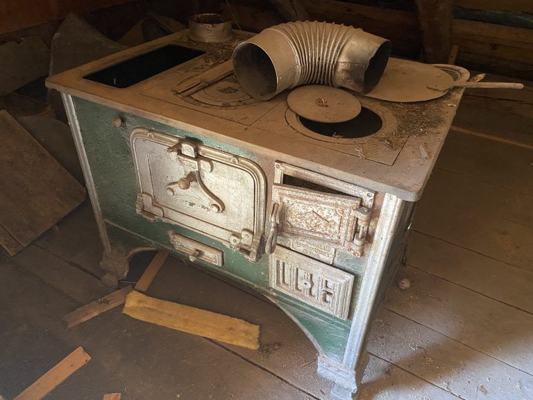 Dieser alte Ofen kam beim Entrümpeln und Entkernen zum Vorschein.