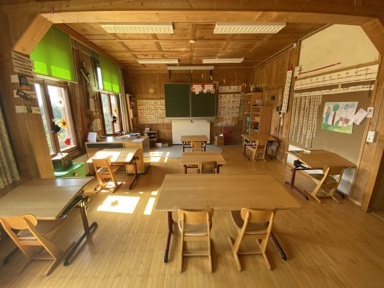 Die Klassenräume sehen mit der Holzverkleidung rustikal aus.