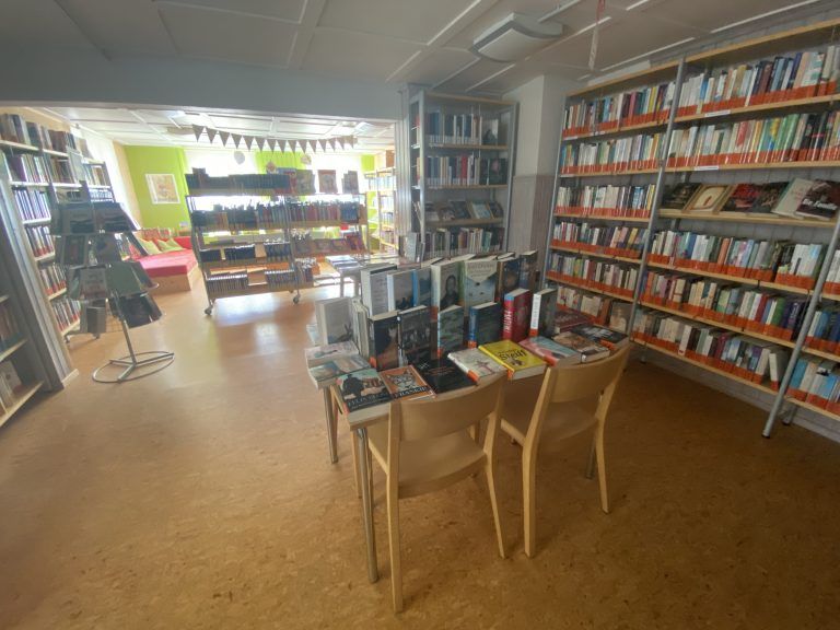 Die Bibliothek bleibt im Schulhaus.