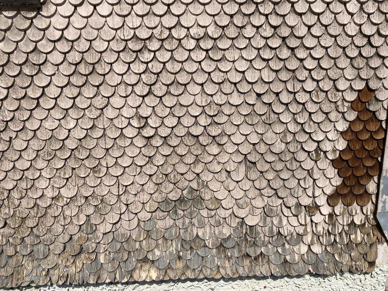 Die alten Schindeln werden auch ausgetauscht.