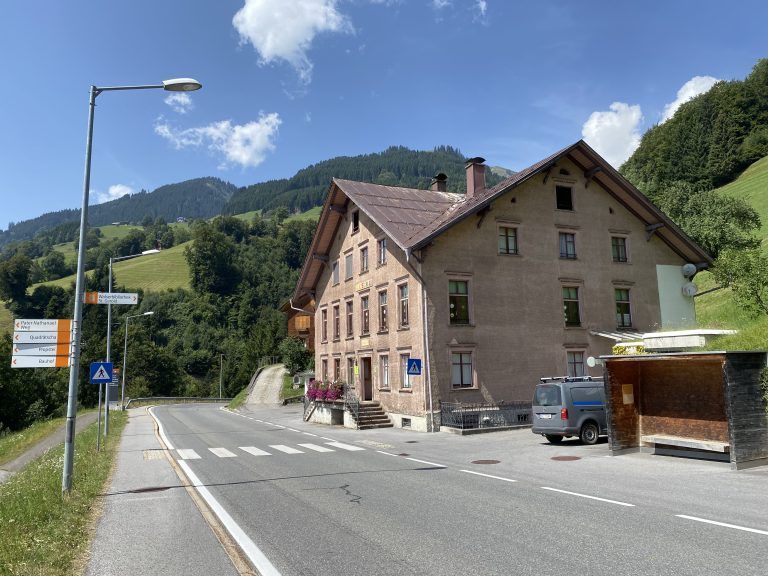 Das Schulhaus in St. Gerold muss dringend saniert werden. <span class="copyright">Bilder: VN/JUN</span>