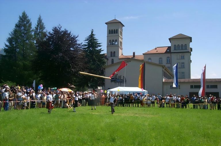 Der breiten Öffentlichkeit war das Salvatorkolleg kaum zugänglich, Veranstaltungen wie die Highland Games (Bild), die im Klosterareal stattfanden, waren seltene Ausnahmen. Das soll sich jetzt grundlegend ändern, denn neben Wohnungen, Gewerbe, Büros und Verwaltung soll Gastronomie das Herzstück des Konzepts bilden.