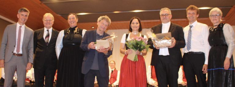 Symbolisch wie auf unserem Gruppenbild soll Erika Immler-Schmid, die „gute Seele im Pfarrhof“ als Brückenbauerin zwischen Pfarrer Peter Mathei und seinem Nachfolger Anton Cobzariu fungieren. Flankiert wird das Trio von Johannes Türtscher, Wolfgang Greußing und Manuela Ritter (links) sowie Ewald Bechter und Angelika Schwarzmann (r.)