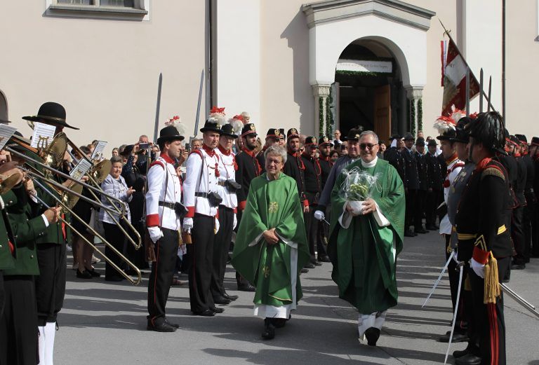 Durch ein Ehrenspalier der Vereine und Gläubigen gingen die beiden Seelsorger von der Kirche zum Pfarrhof, begleitet von der Musik und Ehrensalven der Fronleichnamsschützen. <span class="copyright">STP/8</span>